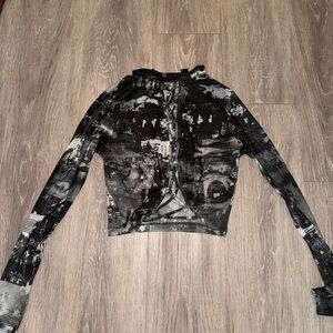 Retro long sleeve cut right down the middle of shirt